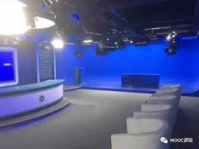 服装上红色剪纸形状的刺绣在灯光照射下会反光