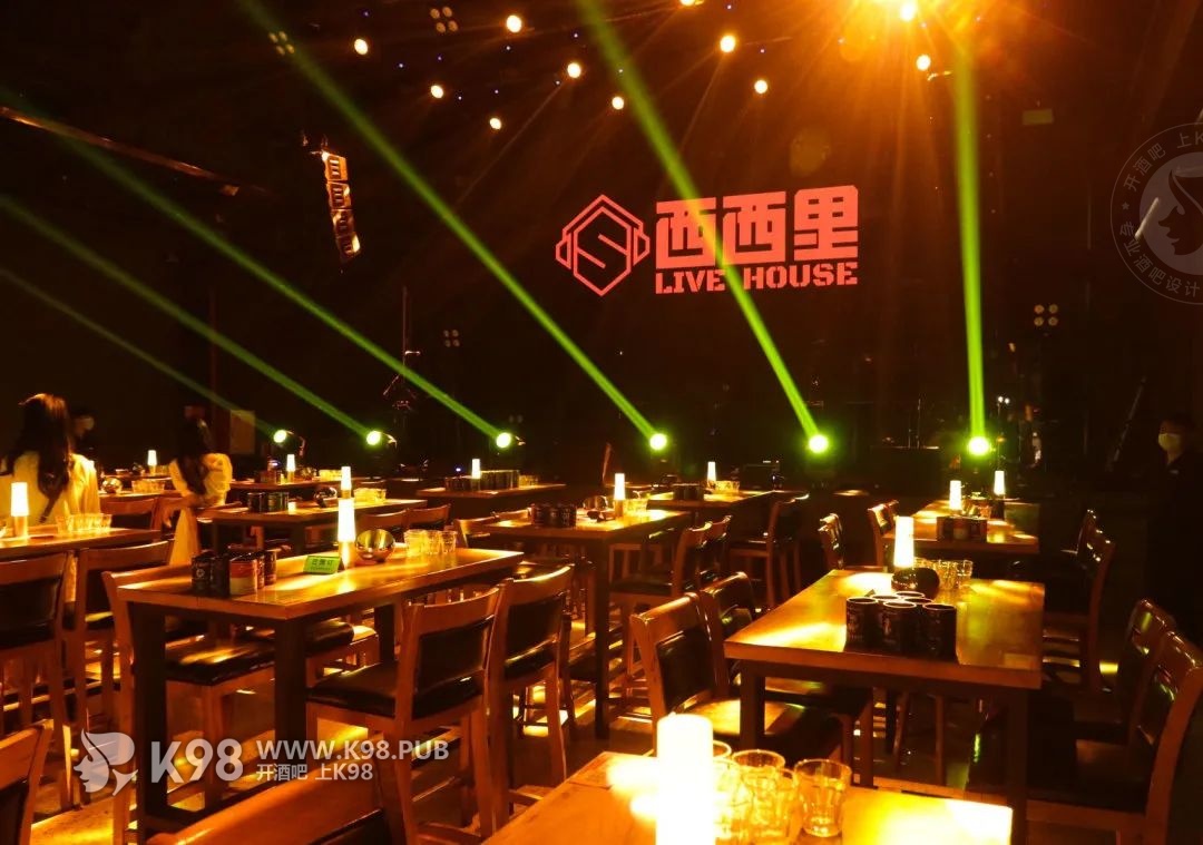 因为实景几乎都用木质或泡沫类等易燃材料搭建