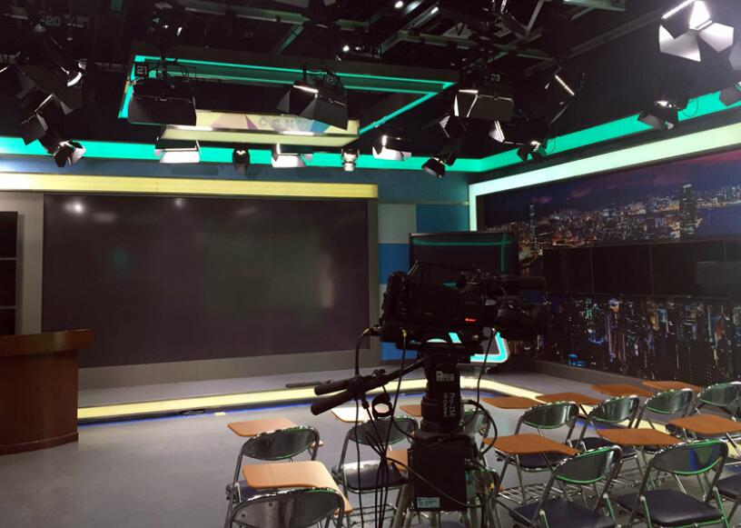 她又能接住各路文化学者的话头