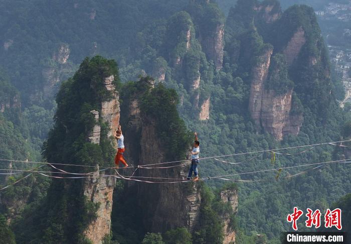 2023年张家界黄石寨高空扁带赛开幕 中外选手峰林