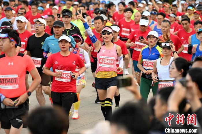 昆明热情开启高原半程马拉松与玉溪双城马拉松