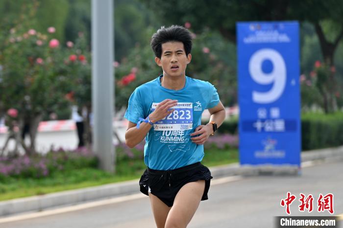 昆明热情开启高原半程马拉松与玉溪双城马拉松