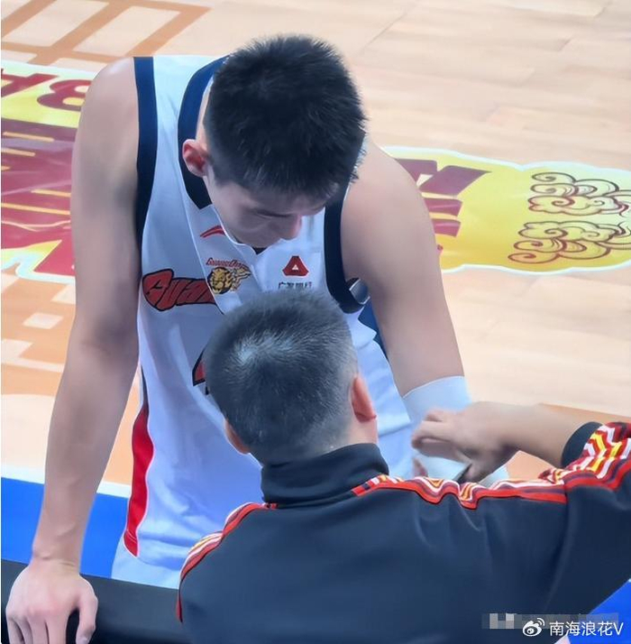 CBA暴力事件再升级 鲁吐布拉反关节掰臂致胡金秋