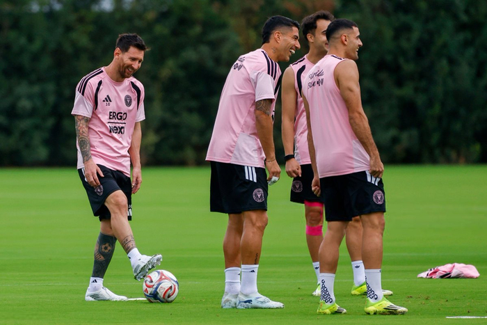 梅西现身训练场备战关键战役