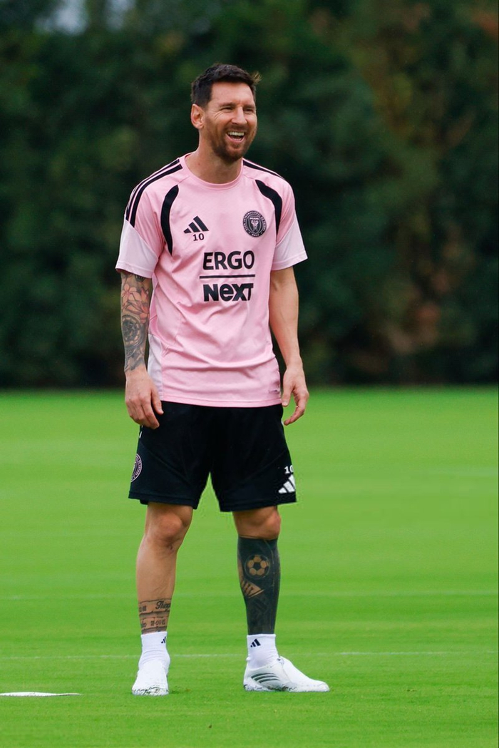 梅西现身训练场备战关键战役