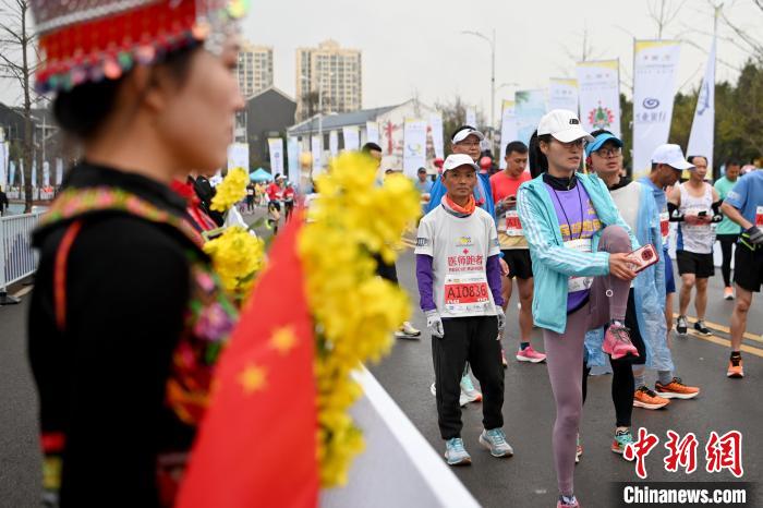 花海之城曲靖罗平春风中迎来体育盛事：2023花海