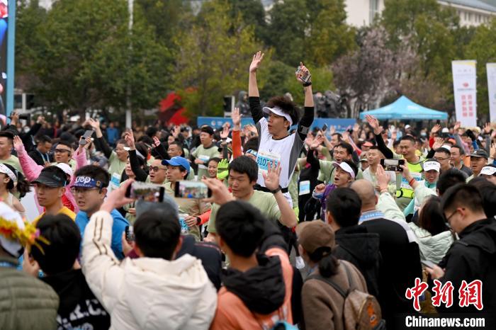 花海之城曲靖罗平春风中迎来体育盛事：2023花海