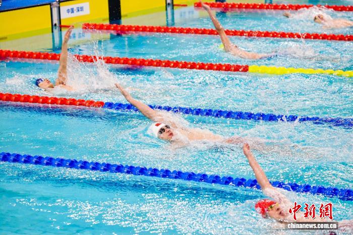 视力障碍爷爷自学游泳 教孙子参赛遭取消成绩终